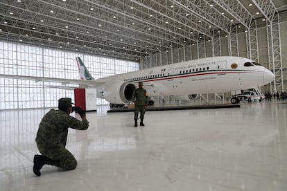 Un integrante de la Fuerzas Armadas posa delante del avión presidencial de México, en julio.