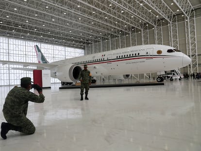 Un integrante de la Fuerzas Armadas posa delante del avión presidencial de México, en julio.