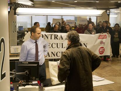 Encerrados en el banco contra los especuladores