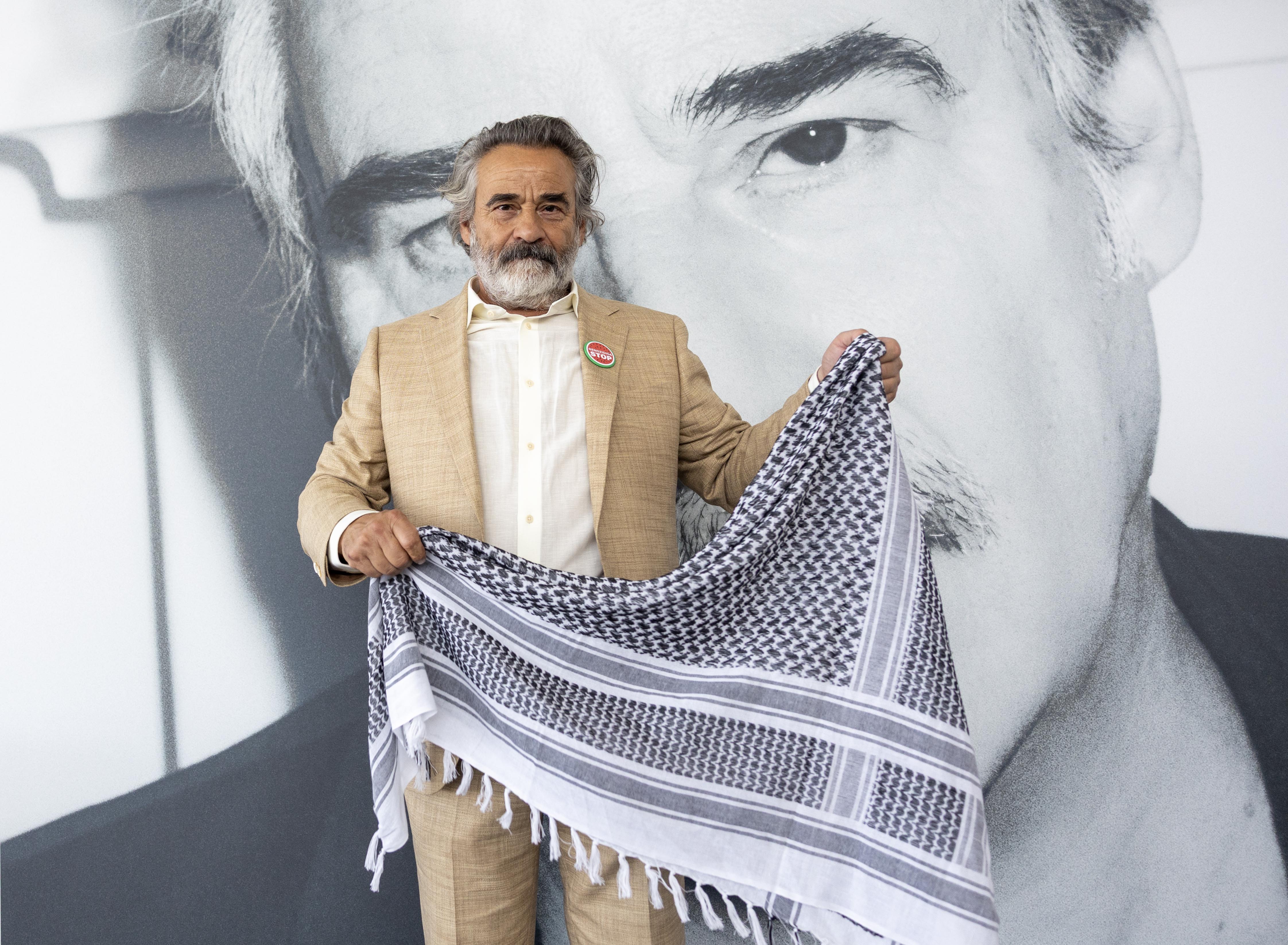 Eduard Fernández posa con un pañuelo palestino.