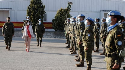 La ministra de Defensa, Margarita Robles (a la izquierda), durante una visita a las tropas españolas en la base Miguel de Cervantes, en Marjayoun (Líbano), en julio de 2021.