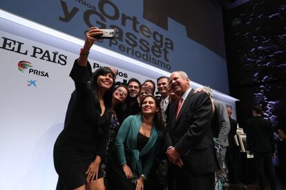 Los galardonados de los Premios Ortega y Gasset 2019 se hacen un selfi durante la gala.