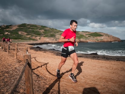 Ciclistas y corredores en el Camí de Cavalls, en Cala Galdana, Menorca.