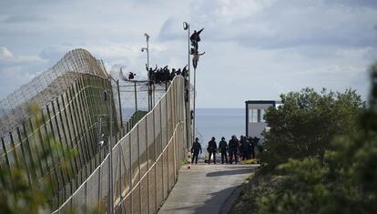 Veinte de los 27 inmigrantes que permanecían encaramados a la valla de Melilla desde esta mañana han retornado a Marruecos, tras permanecer más de seis horas subidos a la parte más alta del obstáculo.