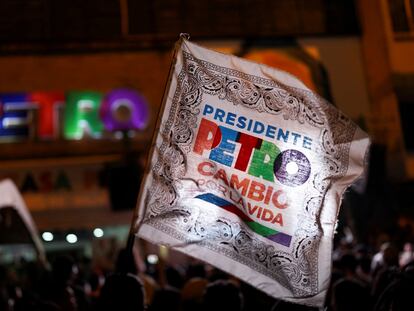 Seguidores de Gustavo Petro en Bogotá celebran su victoria.