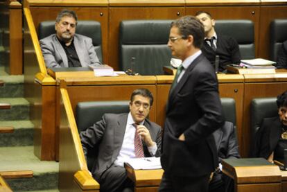 Basagoiti pasa ante López y Eguiguren durante la sesión de ayer en el Parlamento vasco.