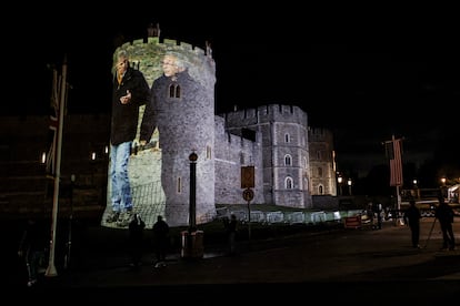 Una imagen de Trump y Epstein proyectada el martes por la noche en un torreón del castillo de Windsor