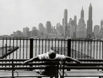 'Brooklyn Promenade', una de las fotografías más conocidas de Louis Stettner, tomada en Nueva York en 1954.