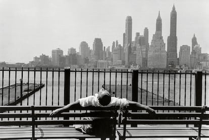 'Brooklyn Promenade', una de las fotografías más conocidas de Louis Stettner, tomada en Nueva York en 1954.