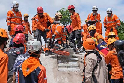 Muchos de los muertos quedaron sepultados por desprendimientos de tierra o por el colapso de sus casas. Dimas Reviansyah, un trabajador de los servicios de emergencia de 34 años, ha relatado que sus equipos usan motosierras y excavadoras para abrirse paso entre los árboles caídos y los escombros hasta las zonas donde creían que podían encontrar civiles. 