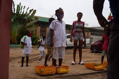 <p>En Luanda, Angola, a los alumnos se les quitan los zapatos antes de entrar a la escuela, que reabrieron el 10 de febrero de 2021 tras un cierre de 11 meses a causa de la pandemia. En medio de la creciente demanda de vacunas para la covid-19, los envíos finales se basarán en las capacidades de producción de los fabricantes de vacunas y la preparación de los países, según la OMS. </p><p>Los países receptores deben presentar planes nacionales de implementación y vacunación finalizados para recibir vacunas a través de COVAX. Este mecanismo es el pilar de ACT-Accelerator, una iniciativa lanzada en abril de 2020 para acelerar el desarrollo de medicamentos para tratar covid-19 y ponerlos a disposición de personas en todas partes, principalmente países con menos recursos.</p>