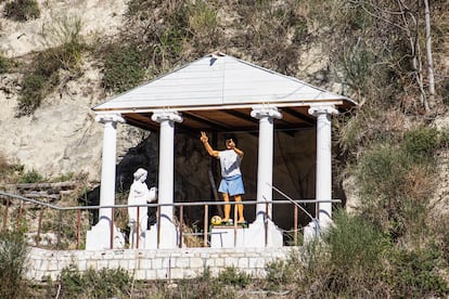El templete y la estatua dedicados a Maradona en el Club Olimpo.