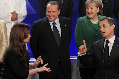 La presidenta de Argentina, Cristina Fernández, conversa con Berlusconi, Merkel y Sarkozy, ayer durante el G-20 en Cannes.