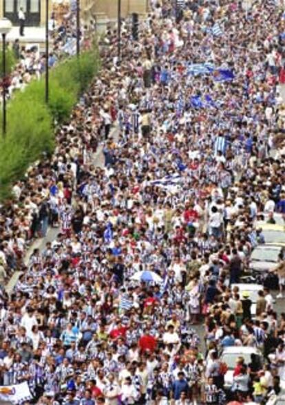 Cientos de aficionados de la Real Sociedad se dirigen al estadio de Anoeta de la capital donostiarra para presenciar el último partido de liga que enfrentará esta noche a la Real Sociedad y al Atletico de Madrid.