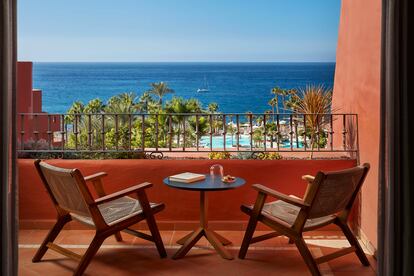 Relax mirando al mar. Tivoli La Caleta Tenerife Resort (www.tivolihotels.com), ubicado en Costa Adeje, está ubicado en un edificio creado por el arquitecto boliviano Melvin Villarroel, artífice de Puente Romano en Marbella. En 2023 fue renovado y entre sus novedades cuenta con un Anantara Spa, centro de bienestar de origen tailandés donde se realizan tratamientos corporales y faciales, y con distintos restaurantes y bares bajo el tutelaje del chef portugués Olivier da Costa.
