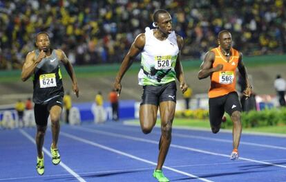 Bolt entra el primero en la meta