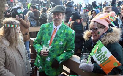 Un hombre vestido con un traje verde para celebrar la festividad irlandesa de el Día de San Patricio en Vilnius (Lituania).