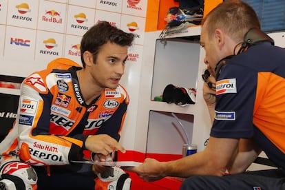 Dani Pedrosa charla con uno de sus técnicos durante el reciente gran premio de Italia.
 