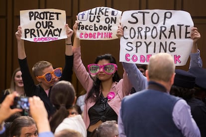 Una protesta en abril de 2018 en el Senado de EE UU con motivo de la comparecencia del consejero delegado de Facebook