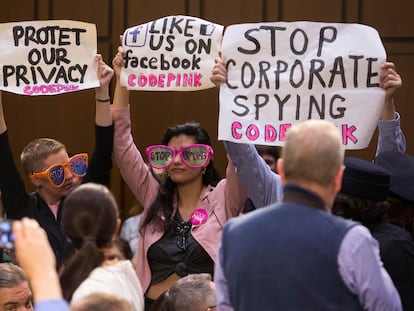 Una protesta en abril de 2018 en el Senado de EE UU con motivo de la comparecencia del consejero delegado de Facebook.