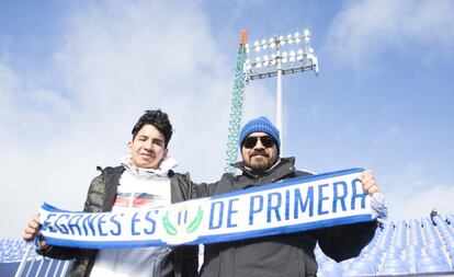 Dos aficionados en el campo del CD Leganés en un partido de esta temporada.