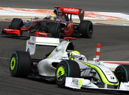 Jenson Button (Brawn), por delante de Lewis Hamilton (McLaren-Mercedes), durante el Gran Premio de Bahrein, en abril pasado.