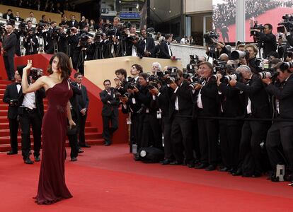 La actriz Salma Hayek posa ante los fotógrafos a su llegada a la <i>premier</i> de <i>Robin Hood</i> en el Festival de Cannes.