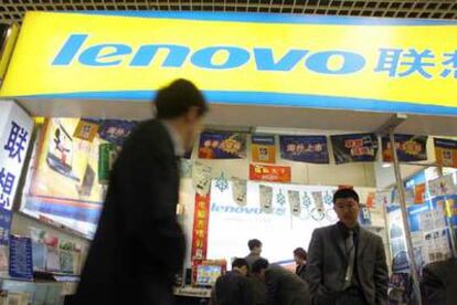 Una tienda del fabricante de ordenadores Lenovo en Pekín (China).