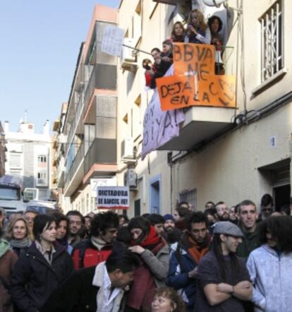 Concentración ante la puerta de Yheinmy Pérez para evitar su desahucio.