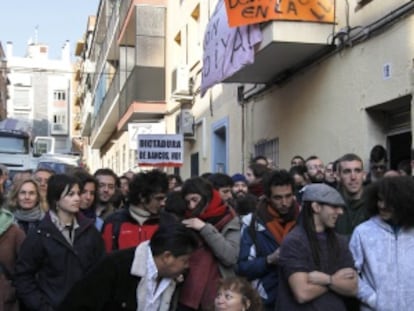 Concentración ante la puerta de Yheinmy Pérez para evitar su desahucio.