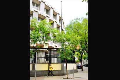 La antigua Embajada británica -la actual se encuentra en Torre Espacio, una de las Cuatro Torres- se construyó en 1969, en cemento y hormigón, y fue obra del arquitecto inglés W.S. Bryant.