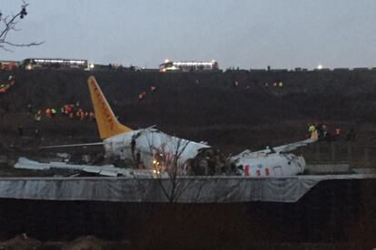 Un avión de la aerolínea turca Pegasus se ha salido este miércoles de la pista de aterrizaje del aeropuerto de Sabiha Gökçen (Estambul) tras incendiarse un ala, lo que ha provocado la rotura del aparato en tres partes.