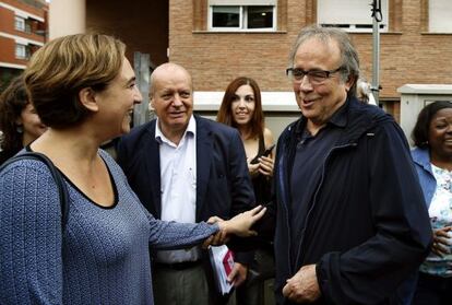 Ada Colau i el cantant Joan Manuel Serrat, juntament amb Eulogio Dávalos.