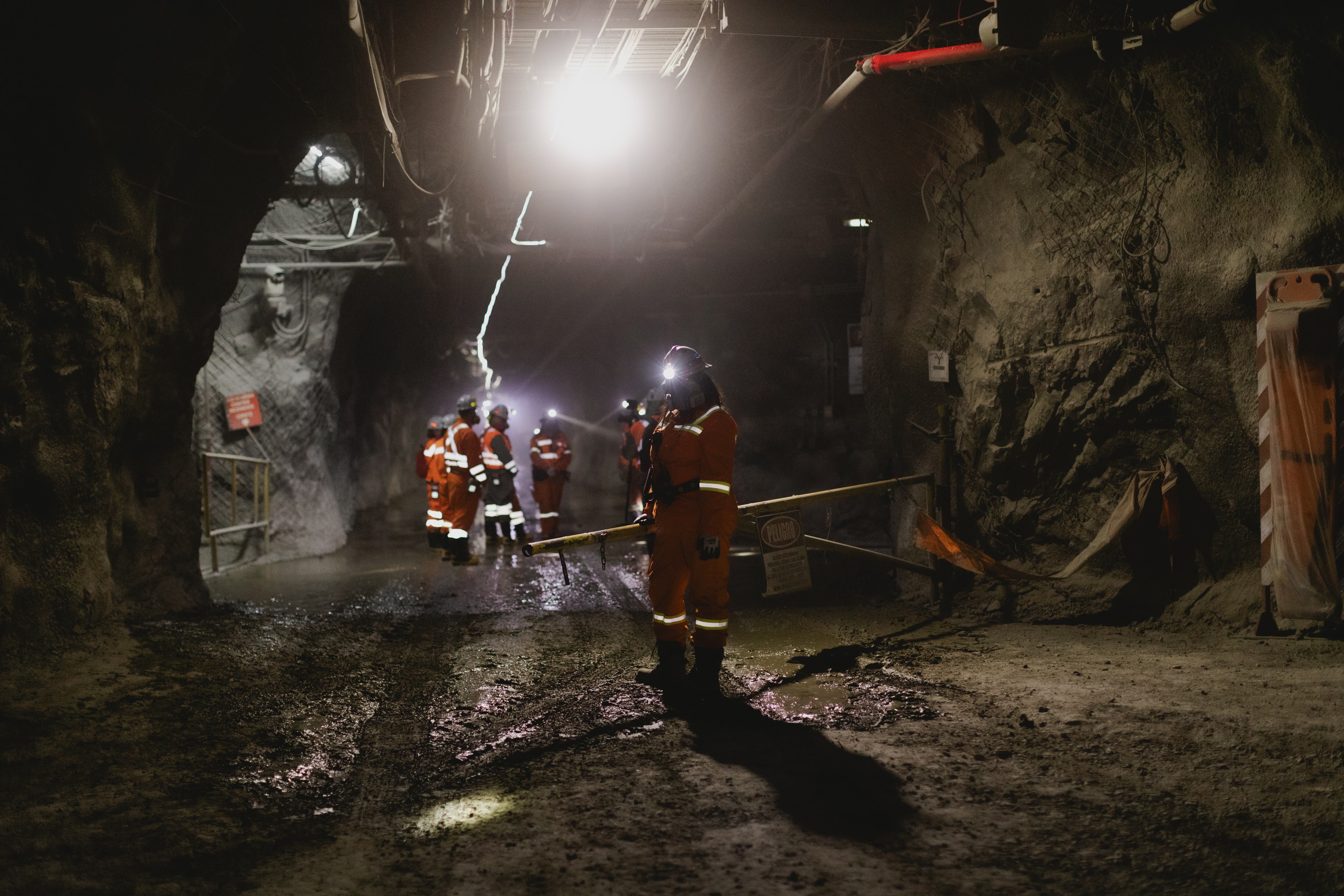 Mineros dentro de los túneles de la mina de cobre, el 30 de julio.