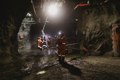 Mineros dentro de las minas de una mina de cobre, 30 de julio.