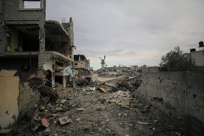 Vista de los escombros de las casas destruidas tras una operación militar israelí en Jan Yunis, en el sur de la Franja de Gaza. Efe