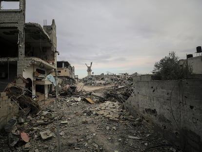 Vista de los escombros de las casas destruidas tras una operación militar israelí en Jan Yunis, en el sur de la Franja de Gaza. Efe