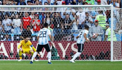 Gabriel Mercado, de Argentina, marca el segundo gol del equipo frente a Francia (1-2).