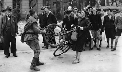 Un soldado ruso discute con una mujer por una bicicleta en Berlín durante la posguerra.