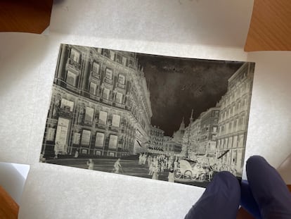 La calle Sevilla desde la plaza de Canalejas en uno de los negativos de Madrid adquiridos recientemente por la Fundación Anastasio de Gracia