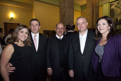 Sissi Cancino, el periodista Leonardo Kourchenko, Alfredo Alcántara, Abraham y Perla Zabludovsky.