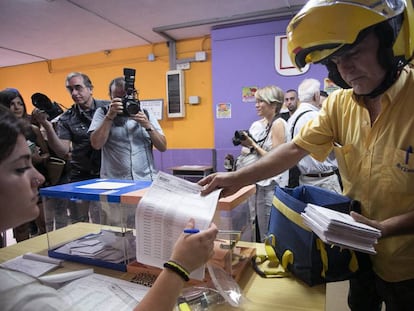 Un cartero trae a una mesa electoral el voto por correo en 2016. 