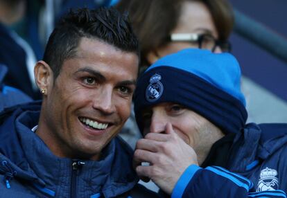 Cristiano bromea con uno de sus compañeros en el banquillo del Etihad Stadium. El portugués, que sufrió una sobrecarga en el muslo la semana pasada, finalmente no se recuperó a tiempo para jugar la ida de las semifinales de Champions contra el Manchester City. 