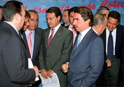 José María Aznar conversa con dirigentes y presidentes autonómicos del PP tras la reunión de ayer sobre financiación de las autonomías.