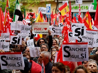 Miles de simpatizantes del PSOE, este sábado en la sede del PSOE en Ferraz.