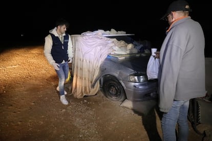 Manuel vive en un coche en Elche, donde recibe alimentos y ayuda.