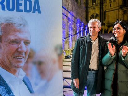 Alfonso Rueda y la secretaria general del PP, Paula Prado, junto al cartel electoral del candidato popular, en el acto de apertura de campaña celebrado el jueves en la plaza del Obradoiro, en Santiago de Compostela.