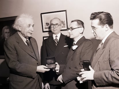 Entrega en 1951 del primer Premio Albert Einstein, que recayó en los profesores Julian Schwinger (a la derecha) y Kurt Gödel (el segundo desde la derecha). A la izquierda, entrega el premio el propio Albert Einstein junto a Lewis L. Strauss, miembro del consejo de administración del Instituto de Estudios Avanzados de Princeton.