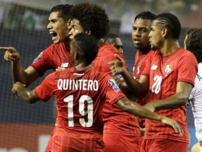 Los jugadores de Panamá protestan al árbitro durante la semifinal.