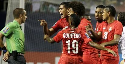 Los jugadores de Panamá protestan al árbitro durante la semifinal.